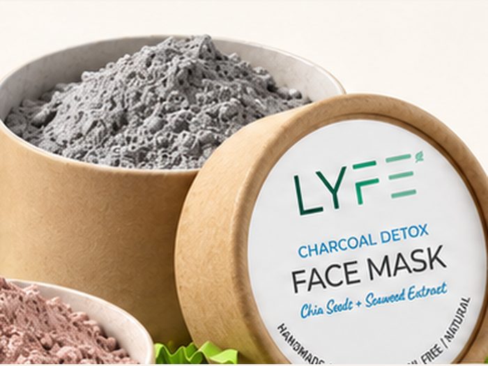 Masker van actieve kool in een kraft potje